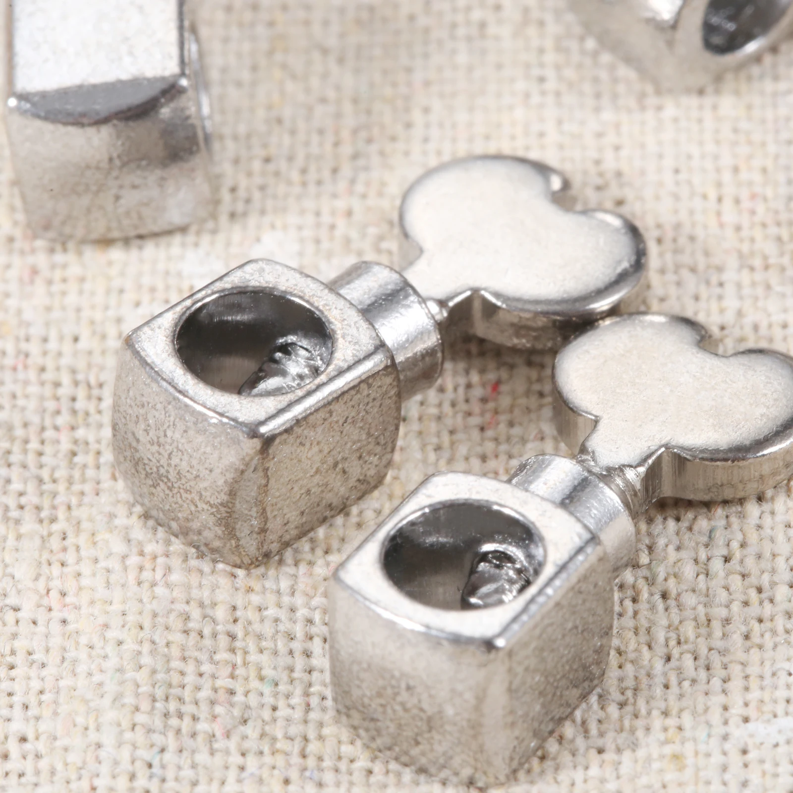 1/2/5Pcs Needle Clamp Holder With Screw Fit for Old-Fashioned Foot Sewing Machine Industrial Sewing Machine Accessory thumbnail 4