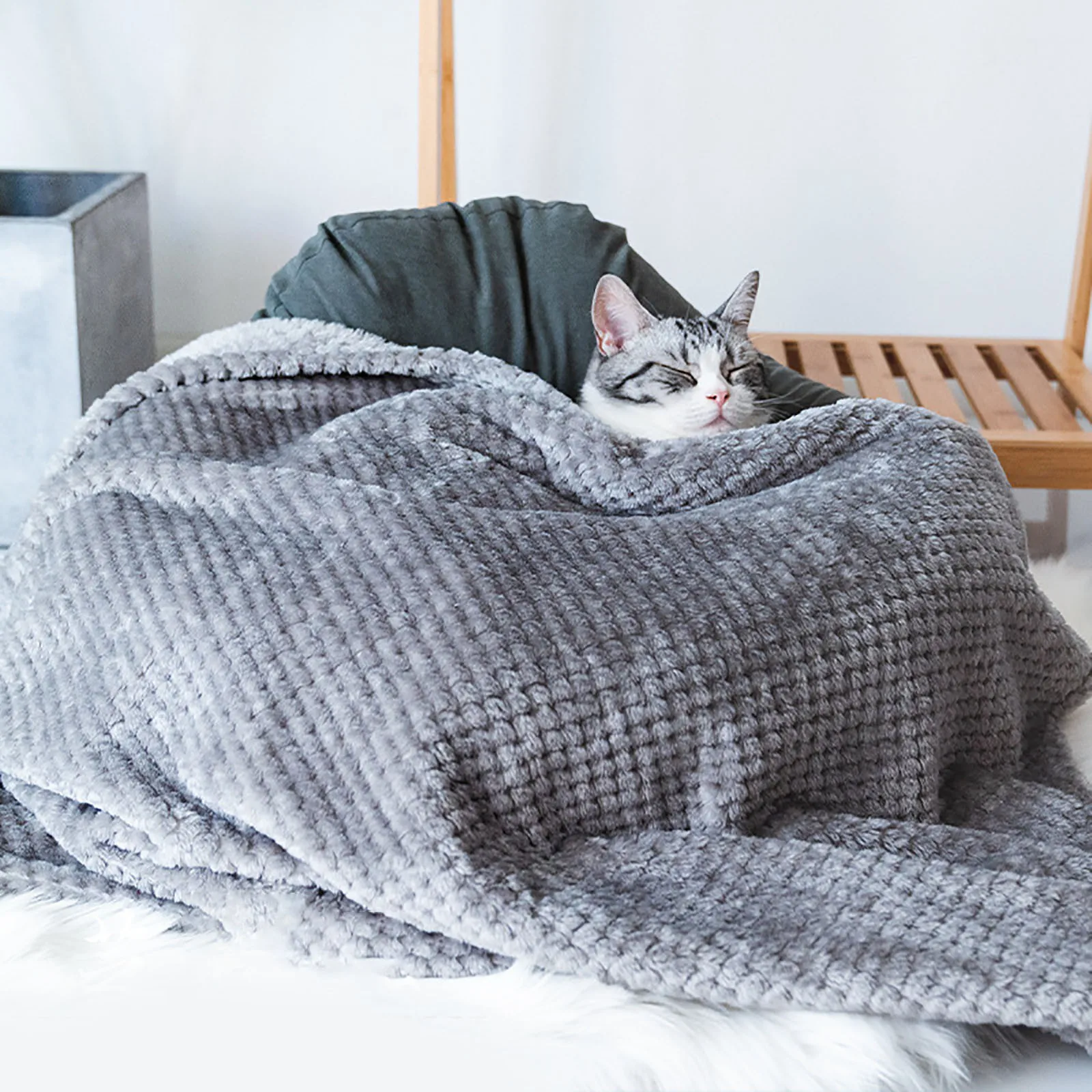Soft Pet Blanket Plush Dog Sleeping Blanket Solid Color Washable Sofa Pad Portable Warm Cat Bed Blanket Home Carpet Pet Supplies thumbnail 3