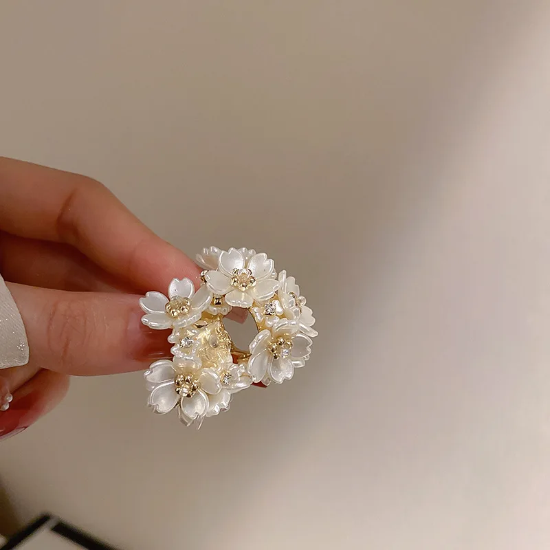 2026 Fashion White Shell Flower Pearl Hoop Earrings for Women Korean Elegant Temperament Zircon Earrings Jewelry thumbnail 2