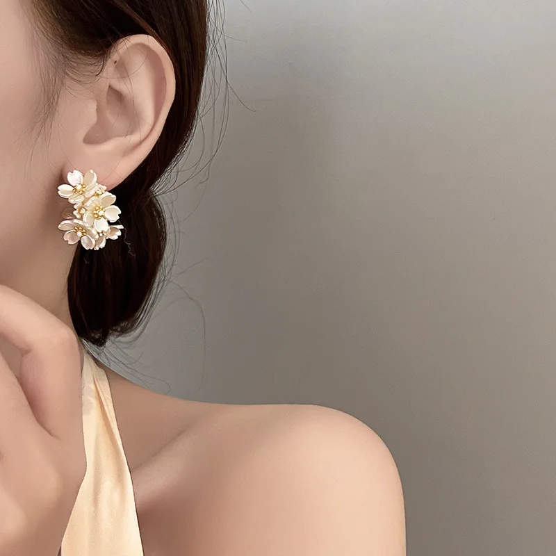 2026 Fashion White Shell Flower Pearl Hoop Earrings for Women Korean Elegant Temperament Zircon Earrings Jewelry thumbnail 4