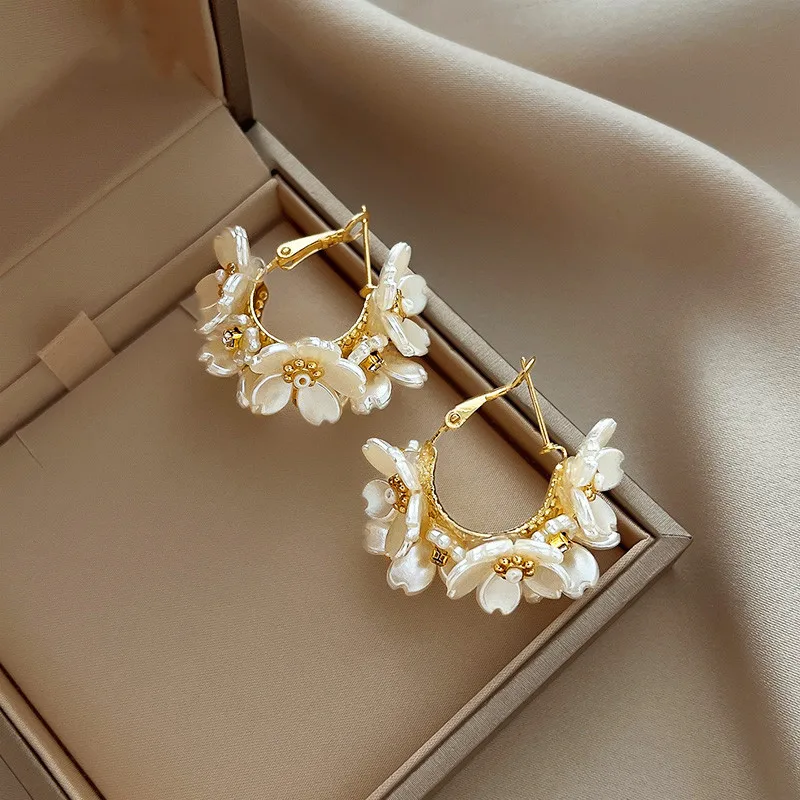 2026 Fashion White Shell Flower Pearl Hoop Earrings for Women Korean Elegant Temperament Zircon Earrings Jewelry thumbnail 5