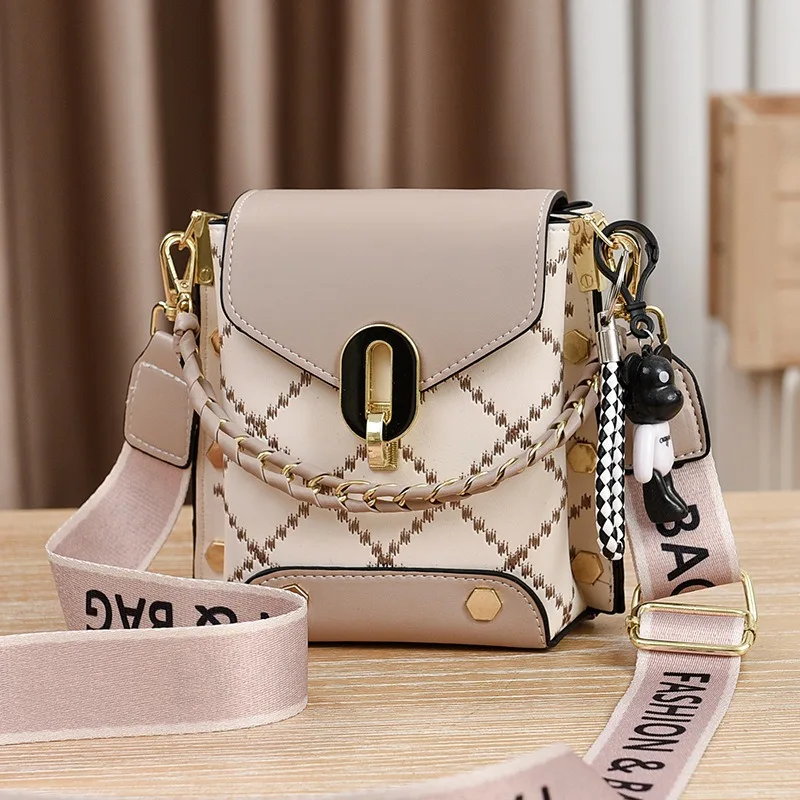 Korean version of simple and fashionable small square bag fashionable versatile shoulder messenger bag trendy mini mobile phone thumbnail 4