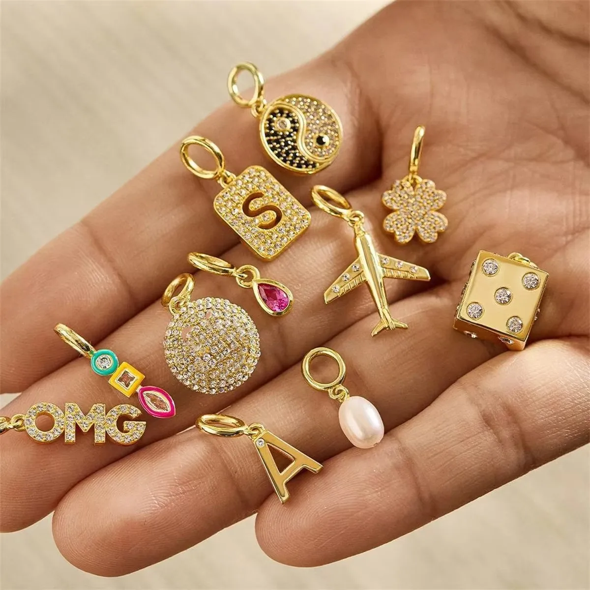 Small pendant with love, yin-yang, airplane letters, smiling face, horseshoe pendant, gold-plated and color preserved