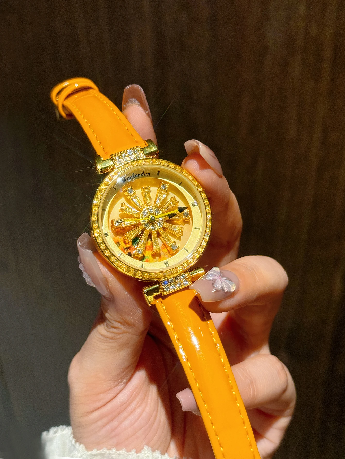 1 Piece of Bright Eye-Catching Fashionable Luxury Women's Watch Inlaid with Rhinestones, Equipped with Charming Sunflower Flower Rotating Dial, Stainless Steel Case, Durable Leather Strap, Unique Personalized Design Watch, Perfect for Women's Date Gift and Daily Wear thumbnail 4