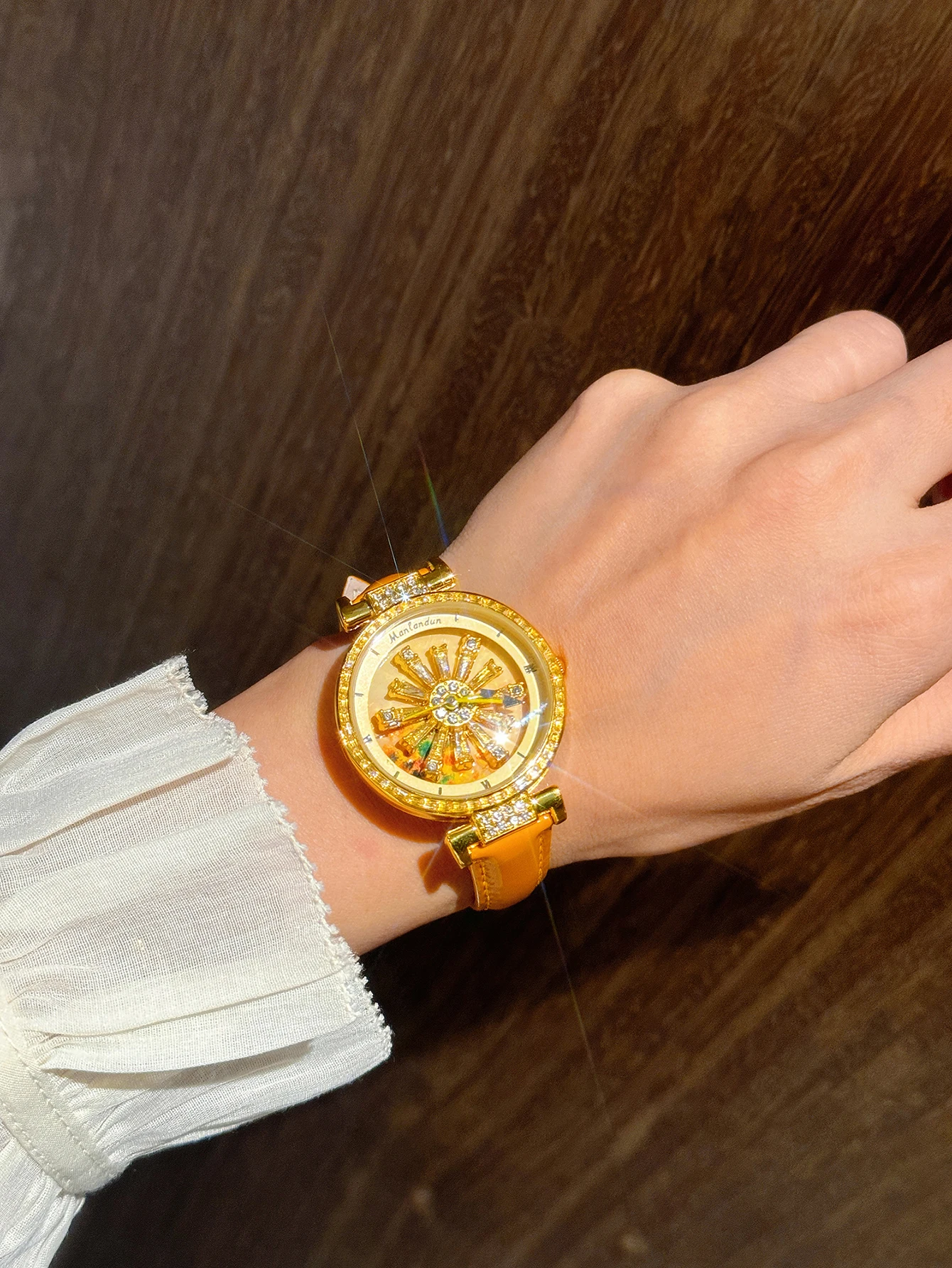 1 Piece of Bright Eye-Catching Fashionable Luxury Women's Watch Inlaid with Rhinestones, Equipped with Charming Sunflower Flower Rotating Dial, Stainless Steel Case, Durable Leather Strap, Unique Personalized Design Watch, Perfect for Women's Date Gift and Daily Wear thumbnail 5