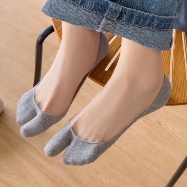 Women Two Finger Socks Summer Thin Non-slip Invisible Low Cut Boat Sock Solid Breathable Cotton Tabi Socks Comfortable thumbnail 2
