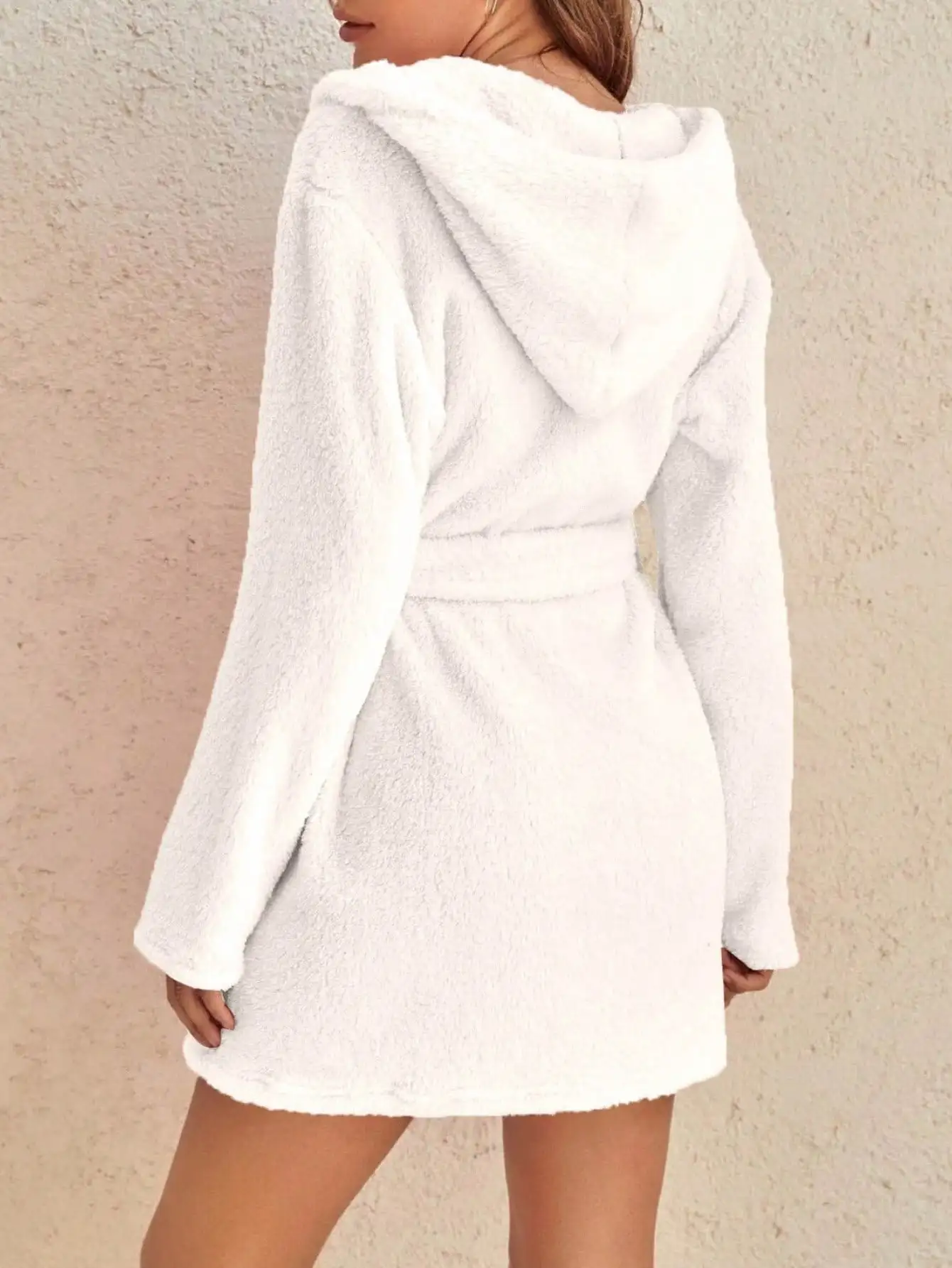 1 piece of women's solid color hooded robe with belt, cozy and warm fleece pajamas for home wear in autumn and winter. thumbnail 2