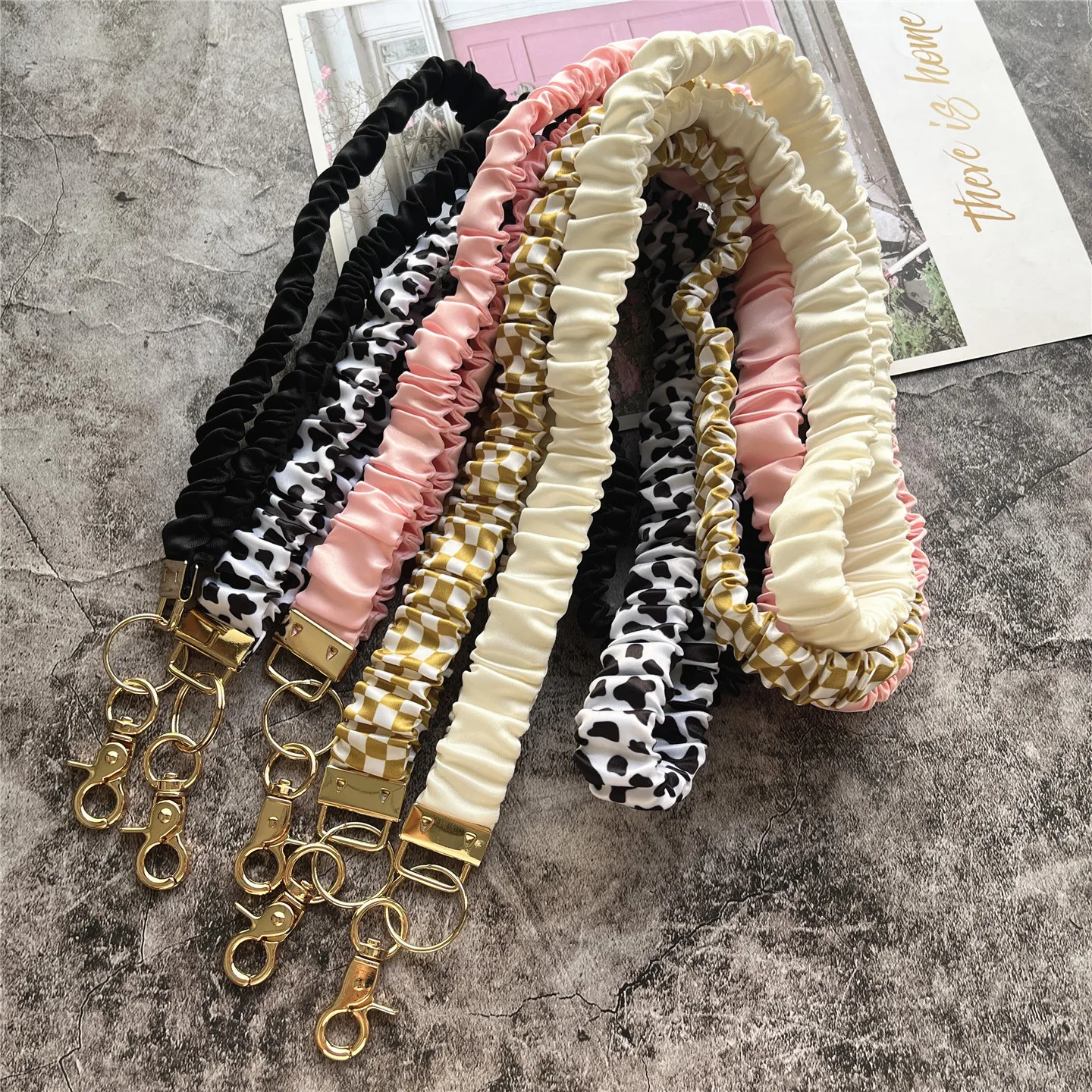 Keychain on the Phone Lanyard Golden Key Ring Neck Necklace Elastic Lanyard Luxury Female Keychain Anti-lost Accessories Chain