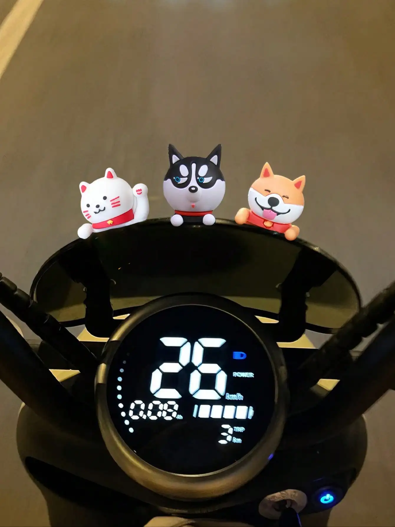 3D Cute Husky Car Dashboard Ornament - Rubber Material, License Plate Frame Decoration, Motorcycle Modification Accessory thumbnail 3