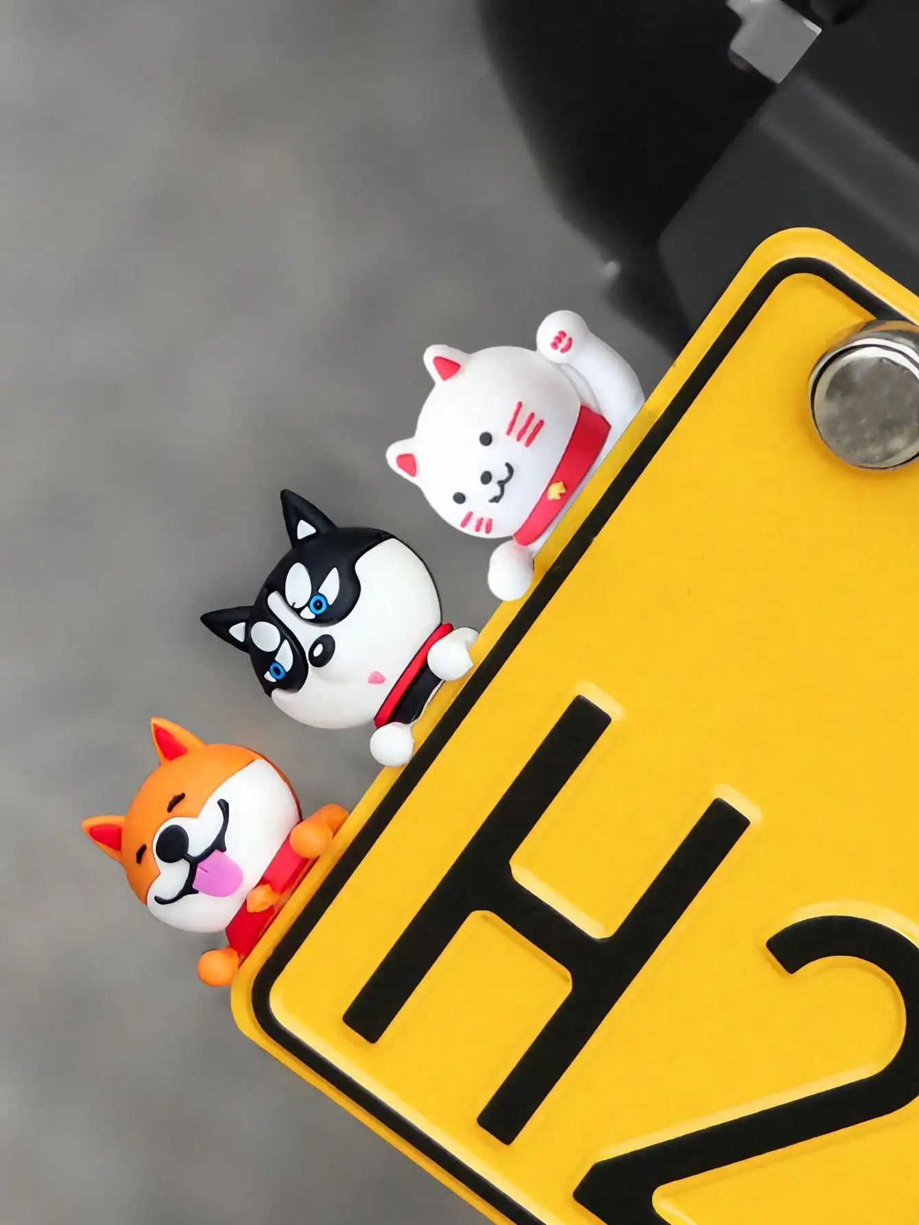 3D Cute Husky Car Dashboard Ornament - Rubber Material, License Plate Frame Decoration, Motorcycle Modification Accessory thumbnail 2
