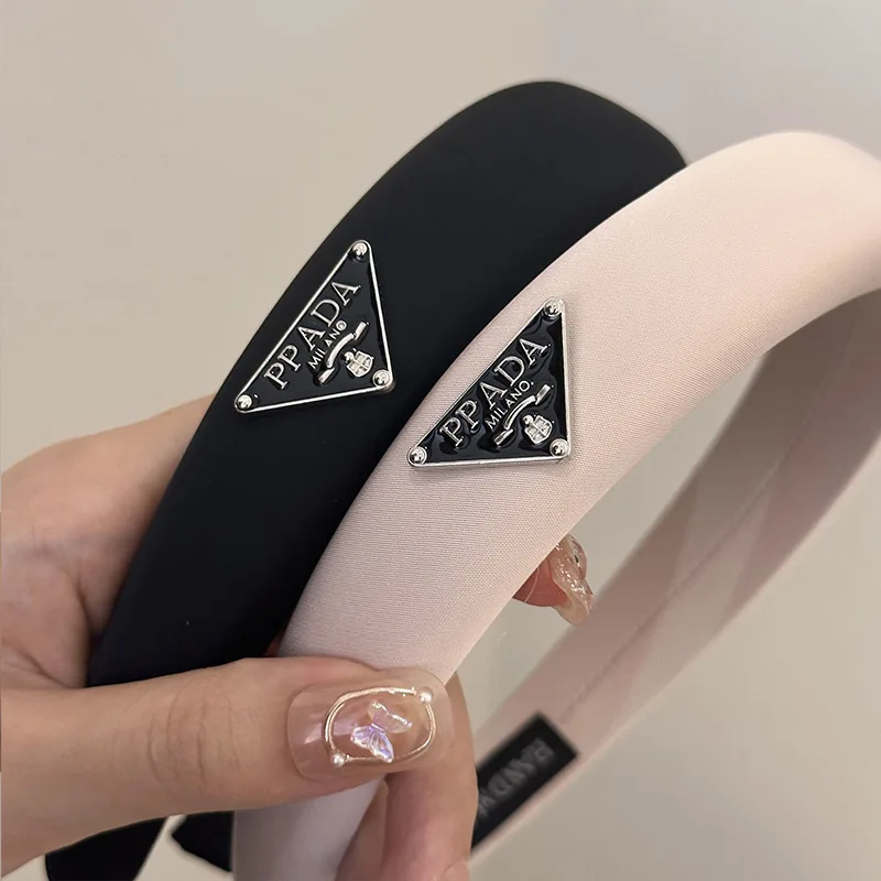 New 2026 Women's Velvet Hair Band - Retro Wide Hair Circle with Metal Logo Plate - Elegant and Stylish Daily Hair Accessory