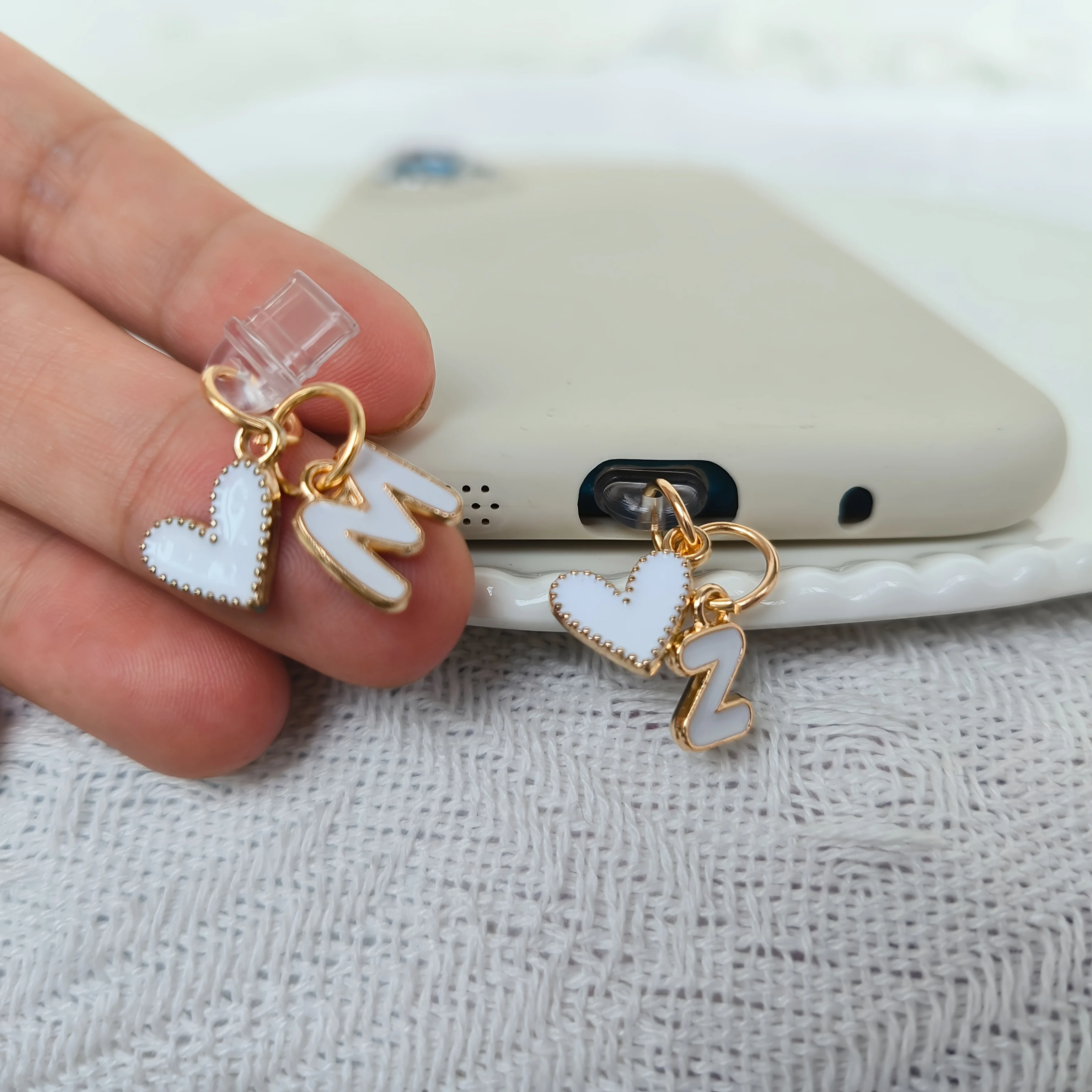 1 Piece White Heart-Shaped Phone Dust Plug, DIY English Letters a to m Optional, 26-Letter Alphabet Heart-Shaped Type-C Charging Port Dust Cover Accessory, Suitable for DIY Phone Decoration, Compatible with Type-C
