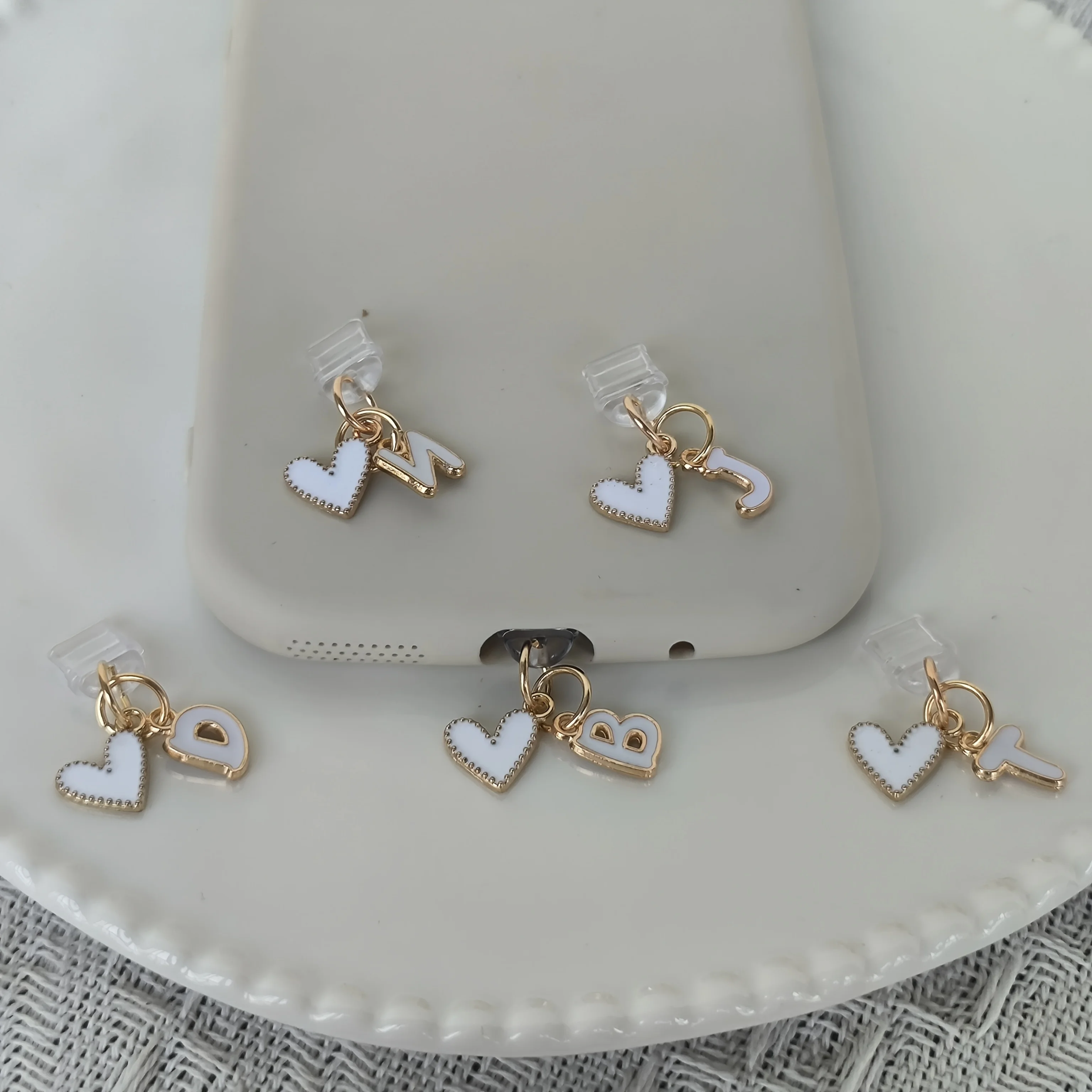 1 Piece White Heart-Shaped Phone Dust Plug, DIY English Letters a to m Optional, 26-Letter Alphabet Heart-Shaped Type-C Charging Port Dust Cover Accessory, Suitable for DIY Phone Decoration, Compatible with Type-C thumbnail 3