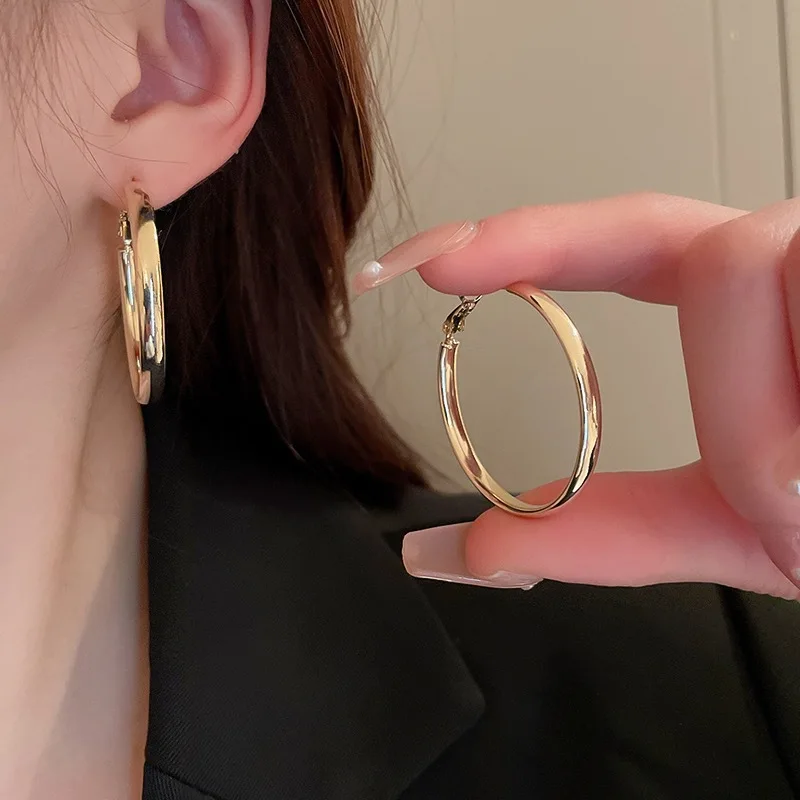 Elegant Retro Thick Round Circle Earrings for Women Simple Metal  Big Hoop Earrings Wedding Engagement Aesthetic Jewelry thumbnail 4
