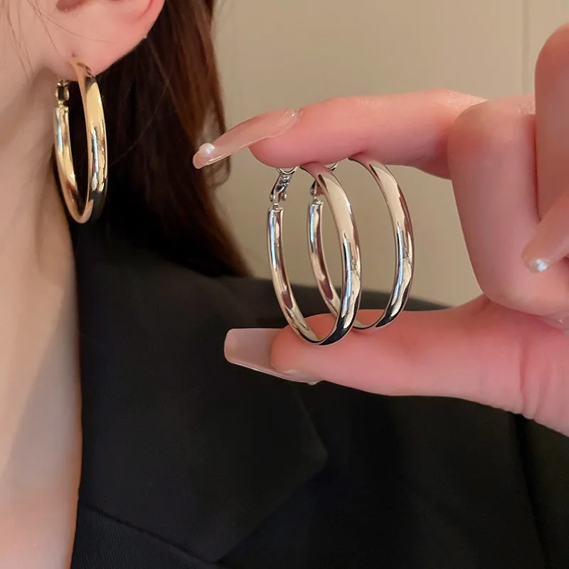 Elegant Retro Thick Round Circle Earrings for Women Simple Metal  Big Hoop Earrings Wedding Engagement Aesthetic Jewelry thumbnail 6