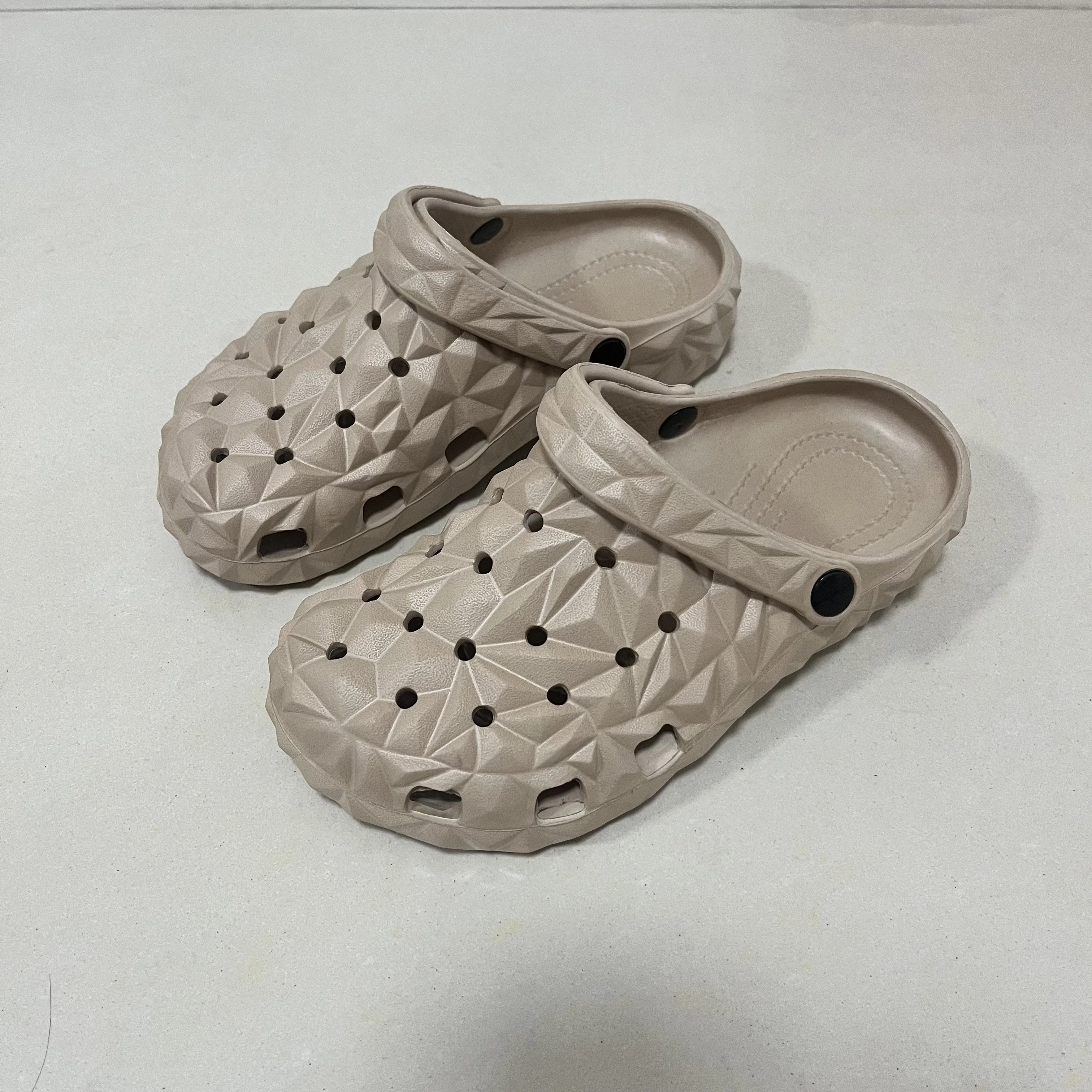 Men's Perforated Sandals, Comfortable, Lightweight, Non-Slip Garden Slippers, Versatile Beach Shoes for All Seasons thumbnail 4