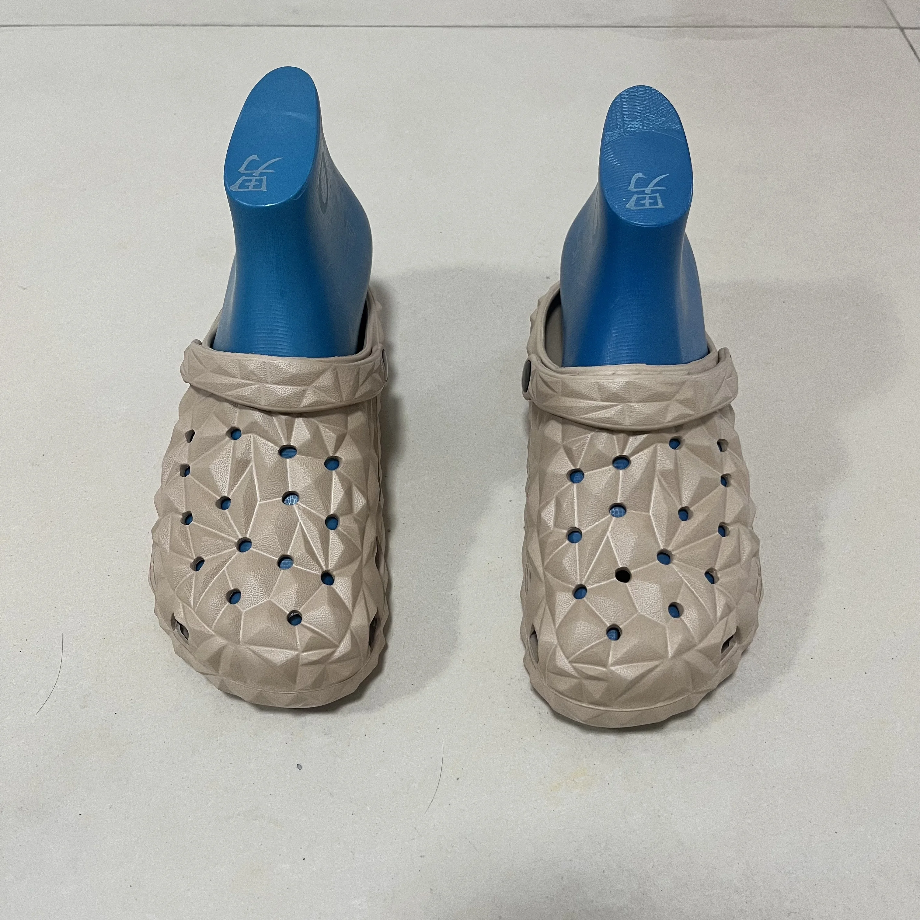 Men's Perforated Sandals, Comfortable, Lightweight, Non-Slip Garden Slippers, Versatile Beach Shoes for All Seasons thumbnail 3