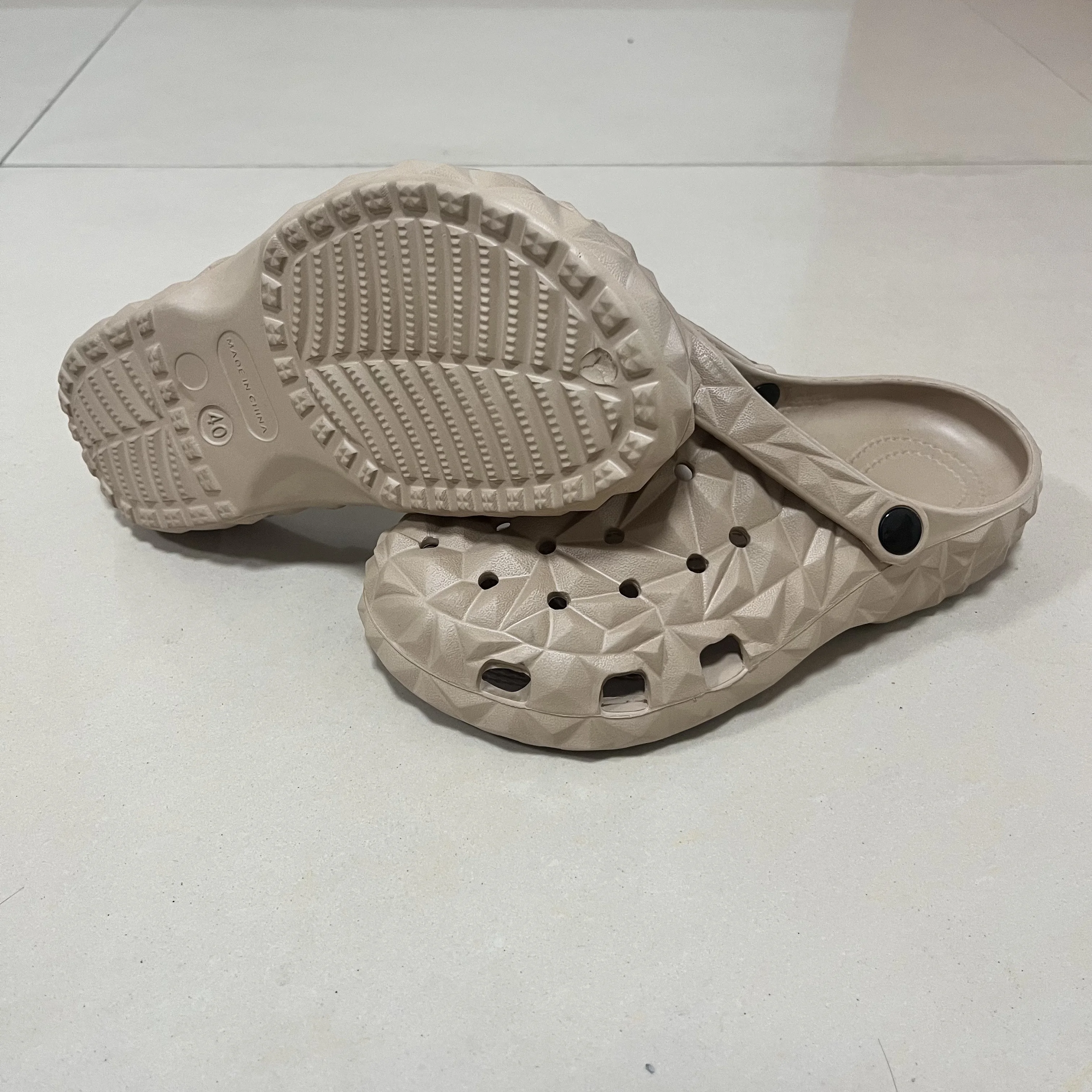 Men's Perforated Sandals, Comfortable, Lightweight, Non-Slip Garden Slippers, Versatile Beach Shoes for All Seasons thumbnail 5
