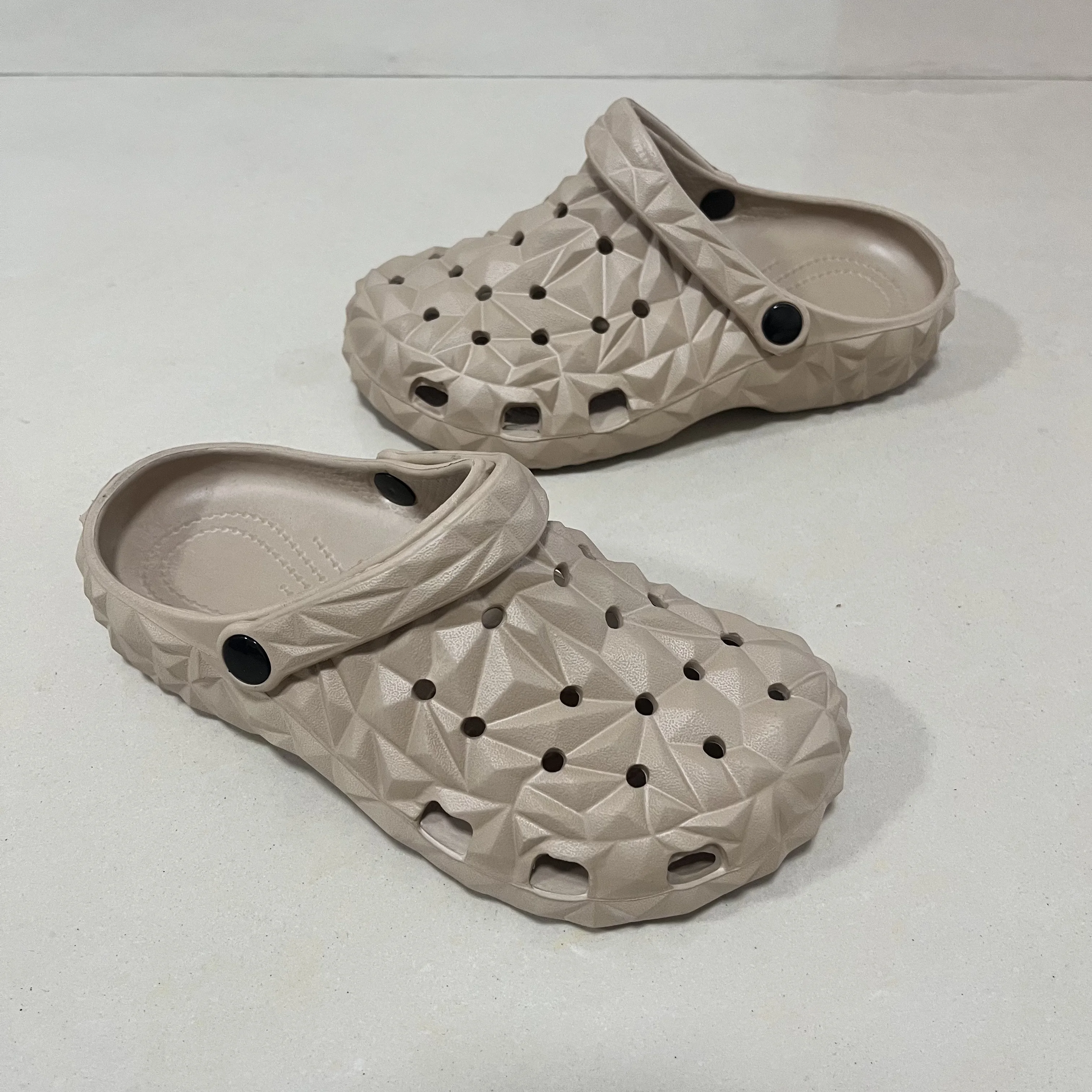 Men's Perforated Sandals, Comfortable, Lightweight, Non-Slip Garden Slippers, Versatile Beach Shoes for All Seasons thumbnail 2