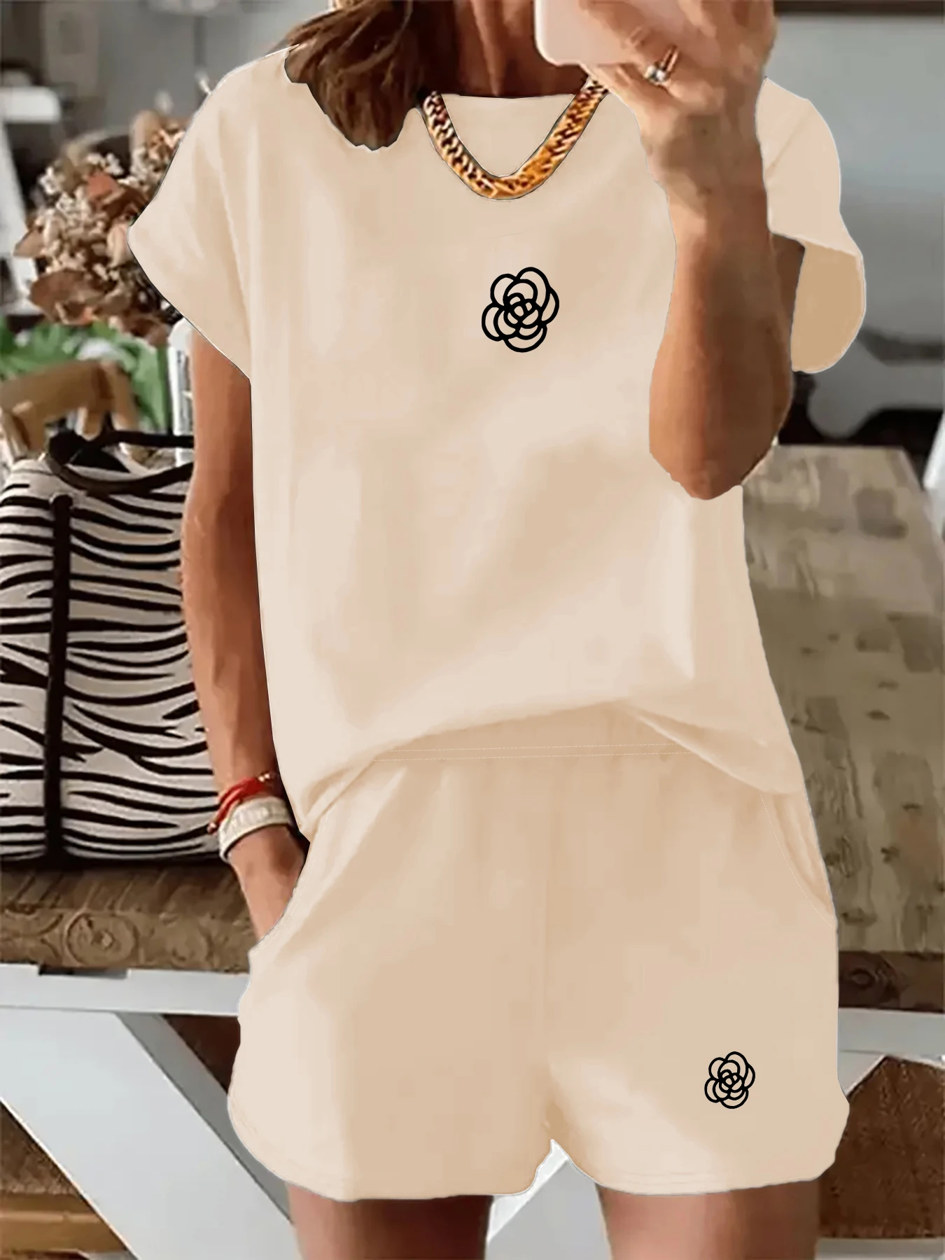 Women's Casual Outfit, a Must-Have for Trendy Looks, Summer Light Luxury Elegant Style Camellia Line Print T-Shirt and Shorts Two-Piece Set, Round Neck Drawstring Loose Fit Slimming Everyday Streetwear Set, Women's Clothing thumbnail 3