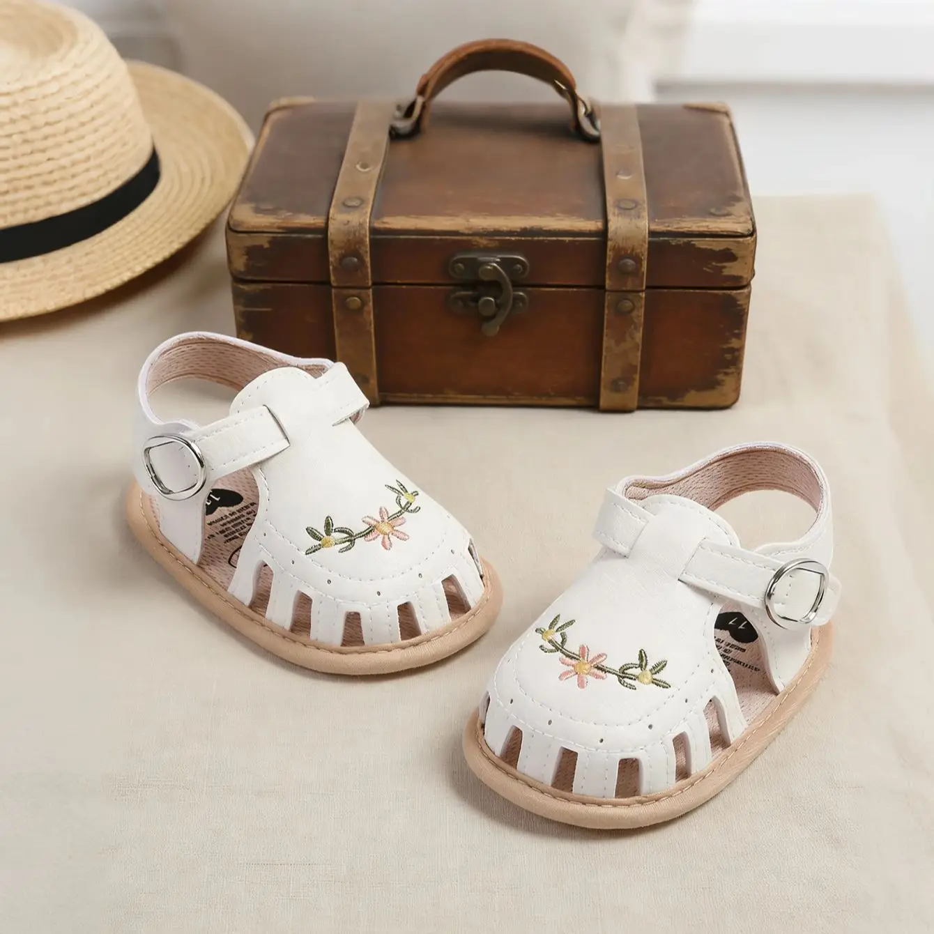 Female baby sandals comfortable and high-end summer outdoor casual shoes embroidered newborn walking shoes