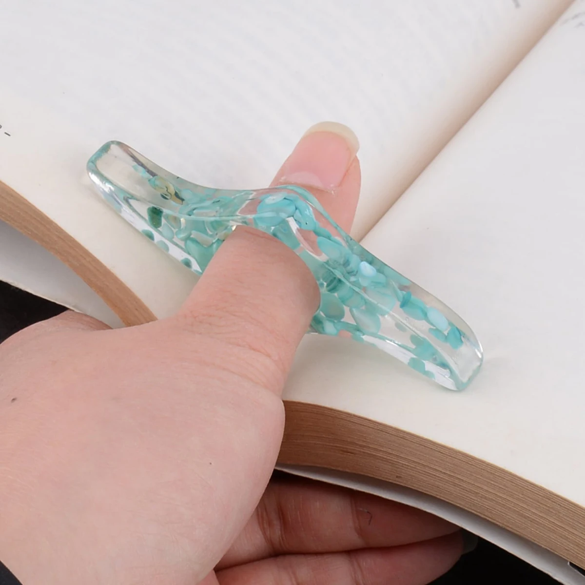 Green stone style creative thumb bookmark, fashionable and portable study item, suitable as a book pressing tool for students