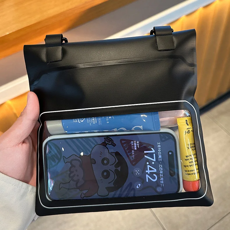 Large capacity waterproof storage phone case with touch screen suitable for photo taking, swimming, drifting, and diving storage thumbnail 4
