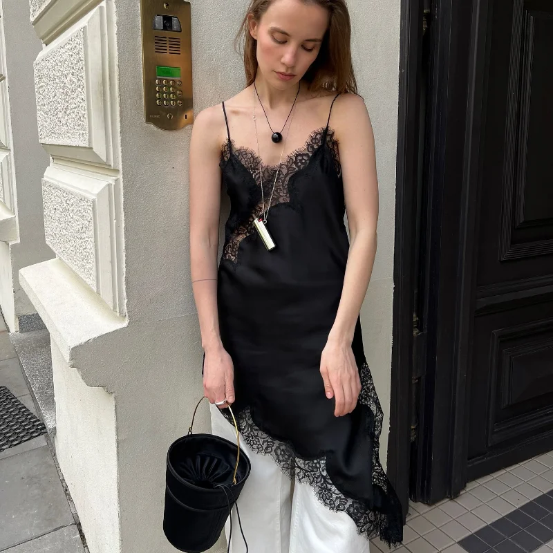 02 Black
