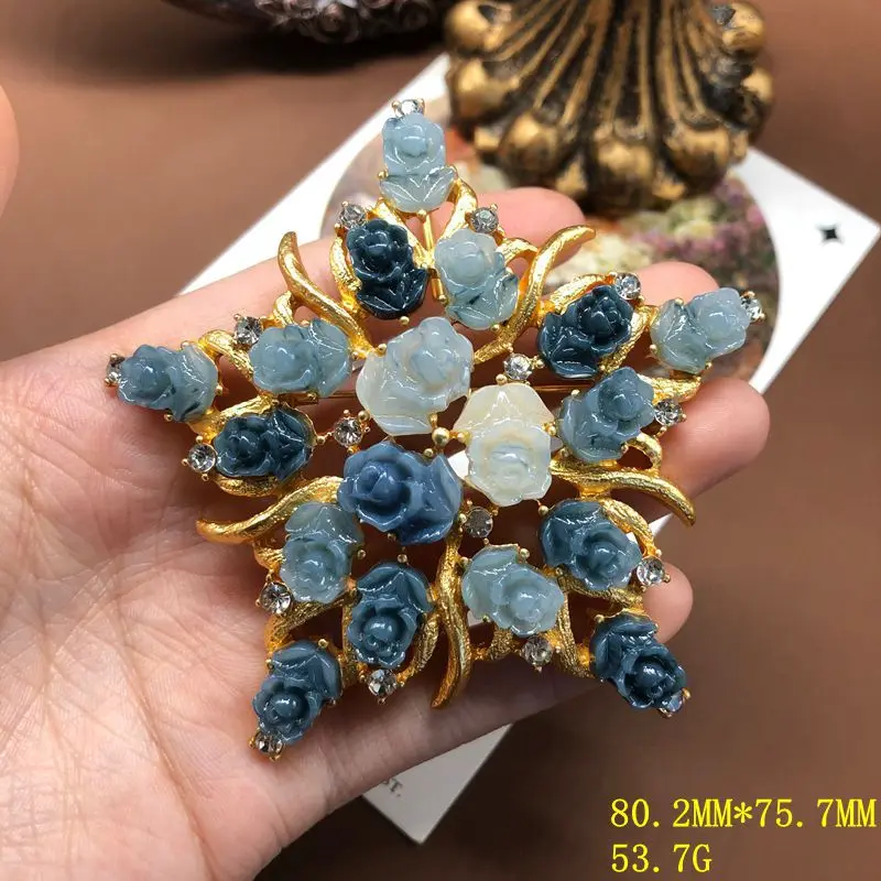 OM261 brooch